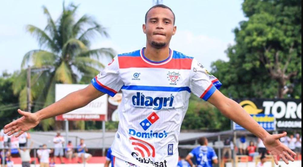 Gustavo Moura, delantero de Firpo, anotó el primero. / Firpo,image_description: