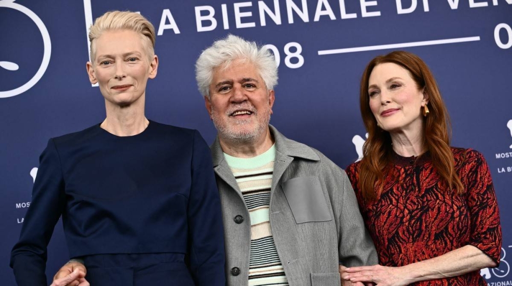 Pedro Almodóvar acompañado de Tilda Swinton izq. y Julianne Moore der., para presentar quotThe Room Next Doorquot en la 81 edición de la Mostra. Photo by Marco BERTORELLO / AFP,image_description: