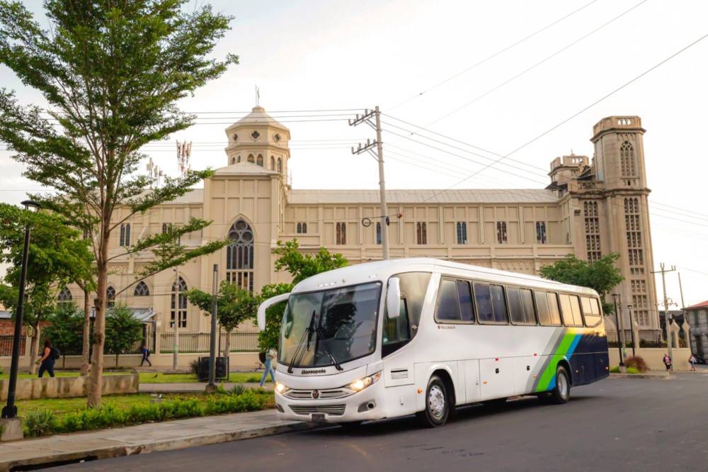 Los buses alegres realizan su recorrido desde el centro histórico de San Salvador hacia diferentes parques recreativos. /Istu,image_description: