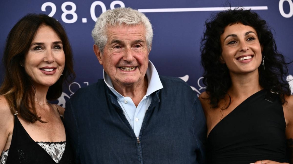 El director Claude Lelouch junto a las actrices Elsa Zylberstein izq. y Barbara Pravi der. en el estreno de 039Finalement039 Finally, película presentada fuera de competición en Venecia. Photo by Marco BERTORELLO / AFP,image_description: