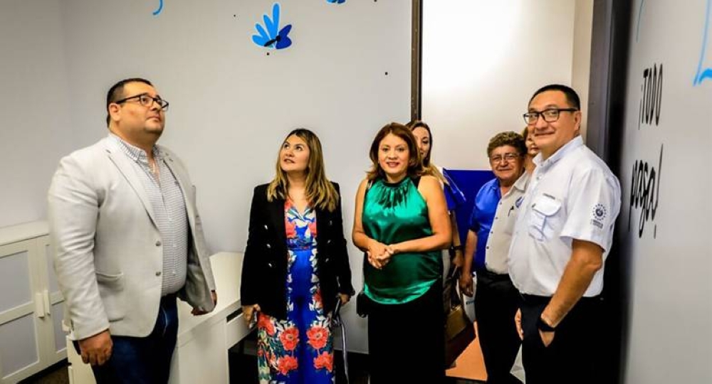 La viceministra de Diápora y Movilidad Humana, Cindy Portal, inauguró este lunes las oficias en Los Ángeles, Estados Unidos. / Cancillería de El Salvador.