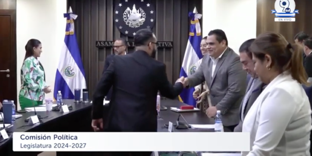 El candidato a magistrado Vicente Rivas Romero se despide de Caleb Navarro, de Nuevas Ideas. / Imagen de video de Asamblea Legislativa.