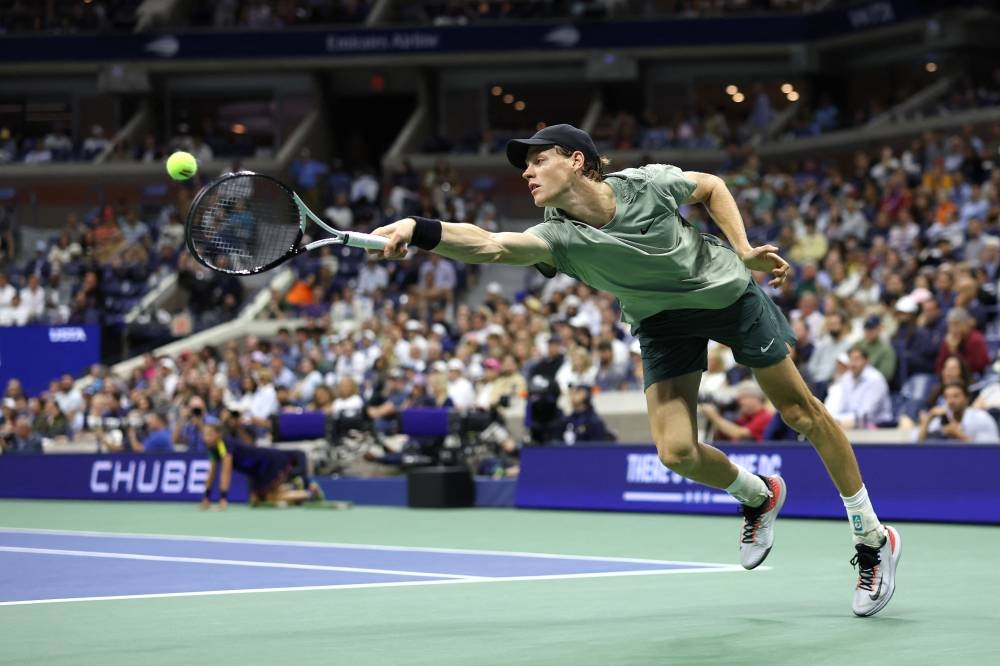 Jannik Sinner se estira la responder un ataque de Tommy Paul. / AFP,image_description:2024 US Open  Day 8