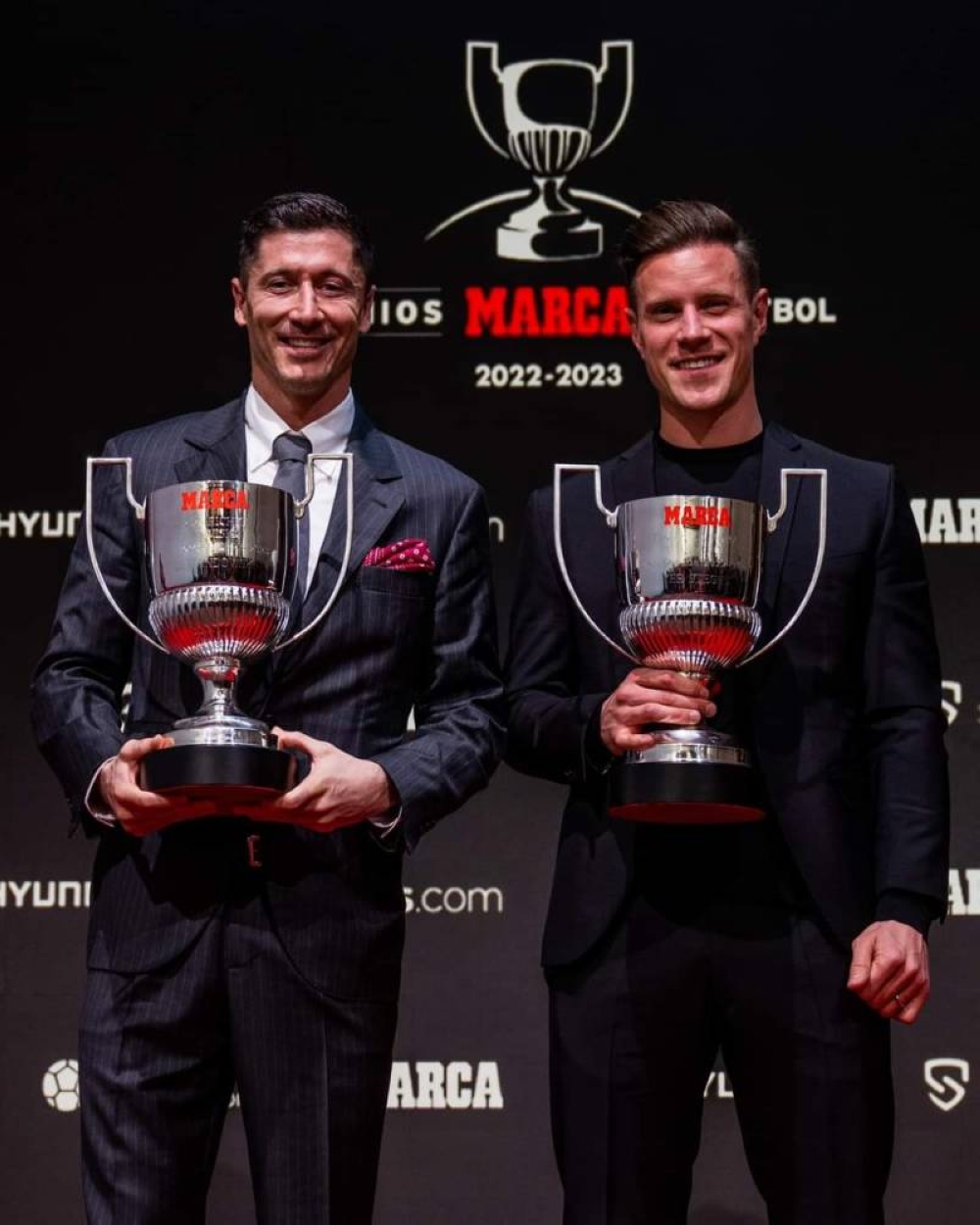 Junto a Ter Stegen, recibiendo el premio de goleador del torneo. 