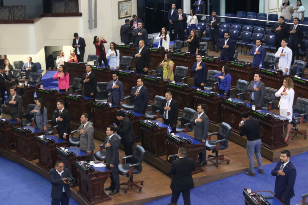 Los diputados cantaron el himno nacional en la sesión plenaria de este 3 de septiembre. / Lisbeth Ayala.,image_description: