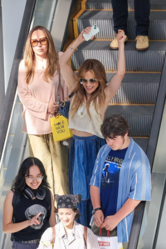 Emme (de pañoleta) y sus jóvenes amigos se acompañaron de J.Lo para ir de compras.