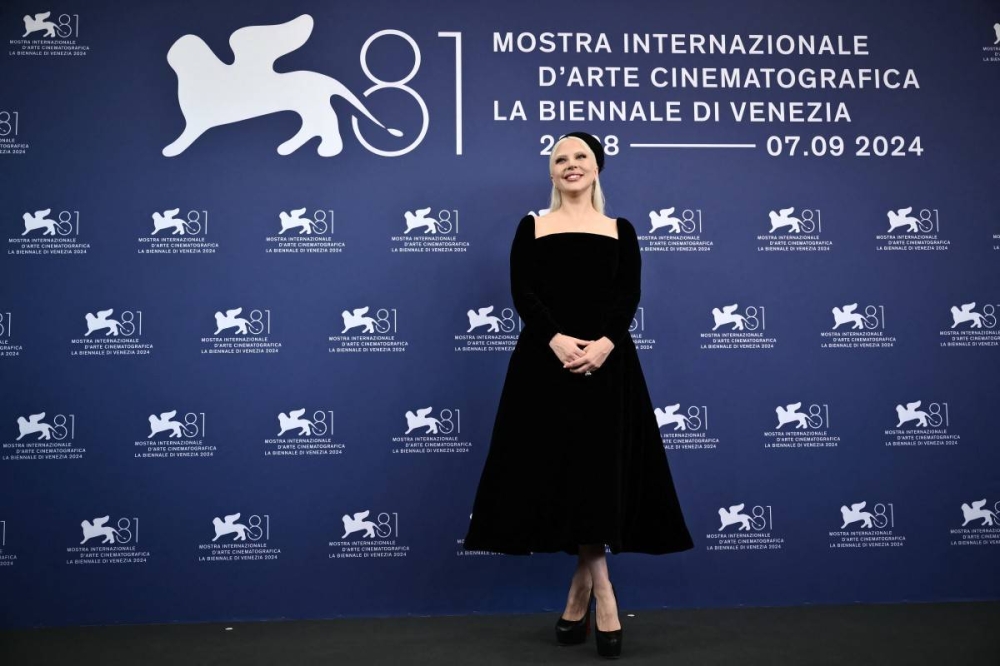 Un look mesurado y clásico pero dramático a la vez, para Gaga. Photo by Marco BERTORELLO / AFP