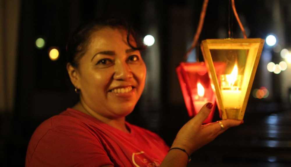 Los salvadoreños se praparan para visitar los pueblos de Ahuachapán y celebrar a la Virgen con los coloridos farolitos.,image_description: