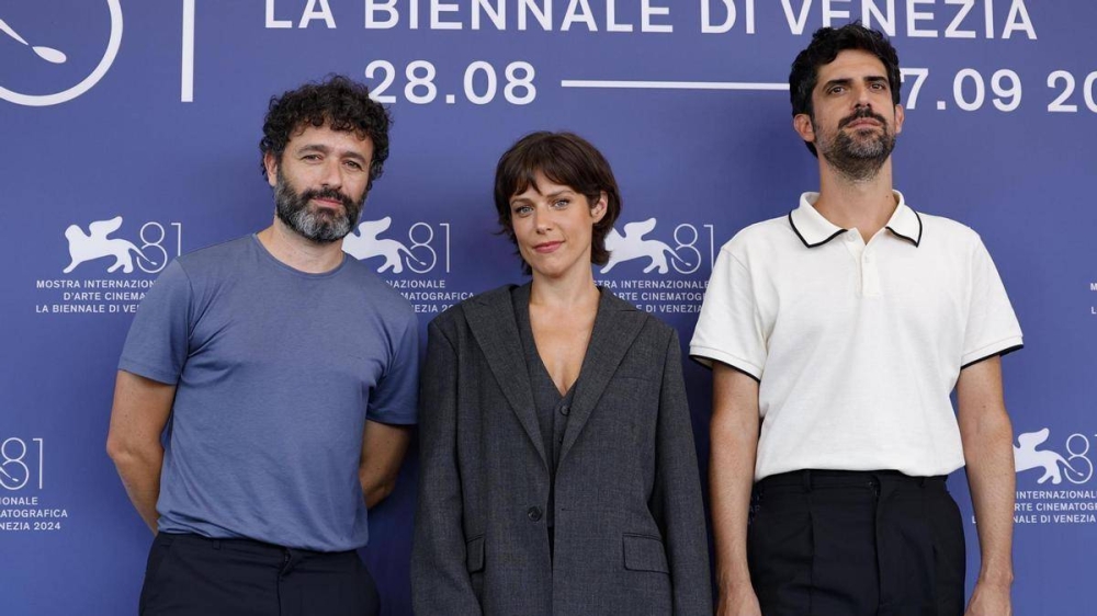 Rodrigo Sorogoyen izq. y parte de su elenco en la Mostra de Venecia, Italia.,image_description: