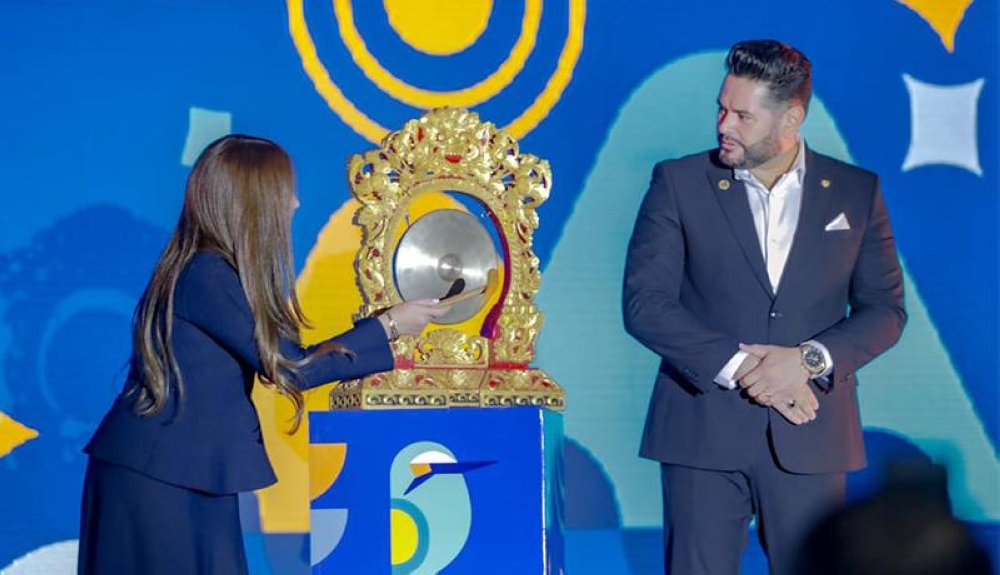 Hazel González, vicepresidenta del BCR, junto a Douglas Rodríguez, presidente de la institución, inauguran el foro de la AFI. /Secretaría de Presidencia,image_description: