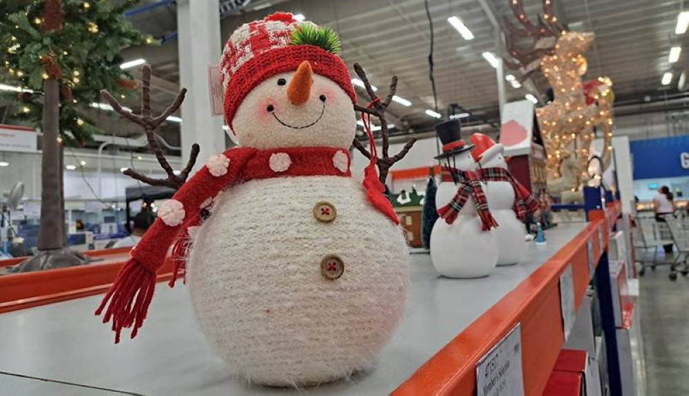 Faltan tres meses para la Navidad, pero los comercios en El Salvador comienzan a llenar sus salas con productos de la temporada. /DEM,image_description: