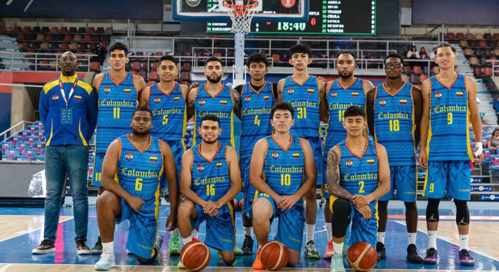 La Colombia falsa posa antes de un juego en la ciudad rusa de Perm. / FEDERACIÓN RUSA DE BALONCESTOn,image_description: