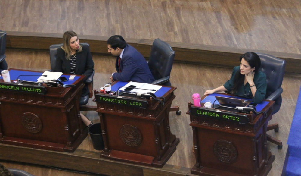 Marcela Villatoro, Francisco Lira y Claudia Ortiz, los tres diputados propietarios de oposición en la legislatura. / Lisbeth Ayala.,image_description: