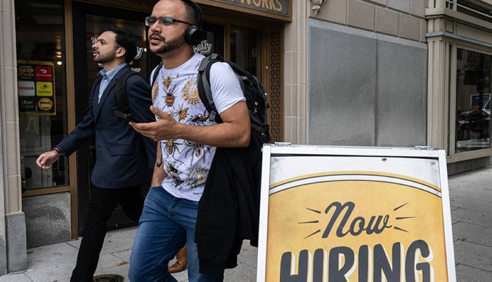 Personas caminando afuera de un restaurantes en Washington, DC. /AFP,image_description: