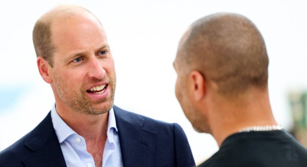 Guillermo conversa con el artista Robi Walters sobre la exhibición de arte Homelessness: Reframed, en la galería Saatchi. Photo by Chris Jackson / POOL / AFP,image_description: