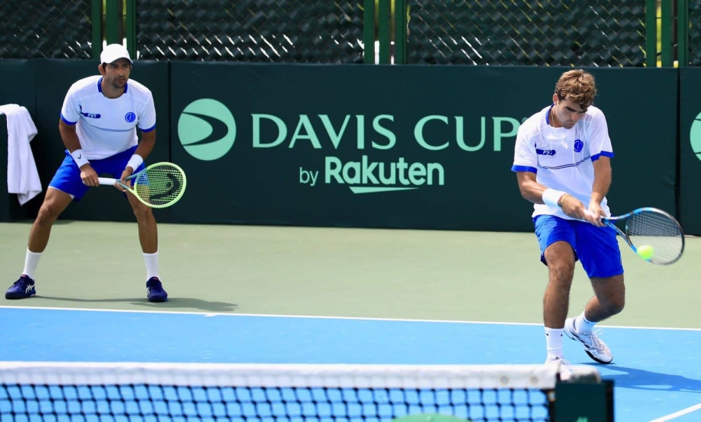 Marcelo Arévalo y Lluis Miralles durante un juego de Copa Davis. ,image_description: