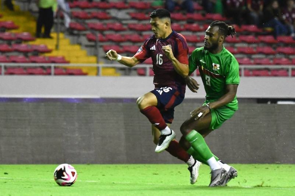 El delantero costarricense Alonso Martínez (izq.) y el defensa de Guadalupe Nathanael Saintini se disputan el balón durante el partido de fútbol de la fase de grupos de la Liga de Naciones de la Concacaf entre Costa Rica y Guadalupe, en el estadio Nacional de San José./ AFP