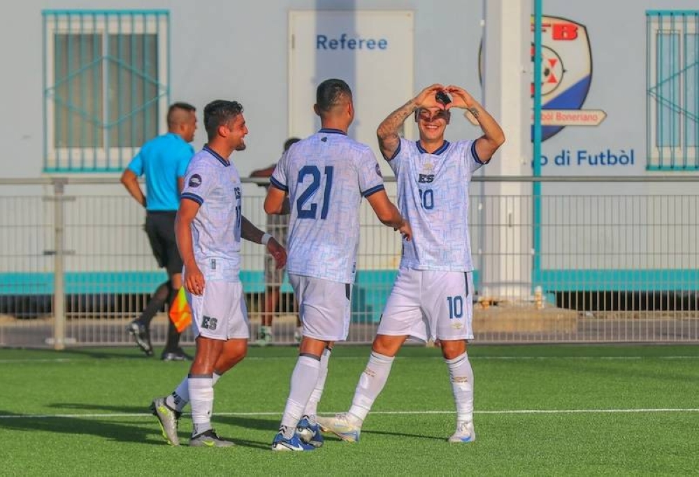 La Selecta celebra tras su triunfo ante Montserrat. El juego se realizó en Bonaire.,image_description: