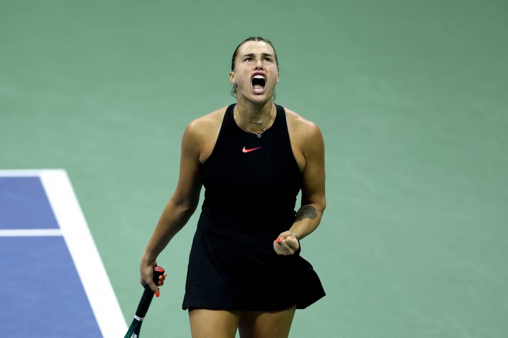 Aryna Sabalenka festeja un punto en el juego ante Emma Navarro.  / AFP,image_description: