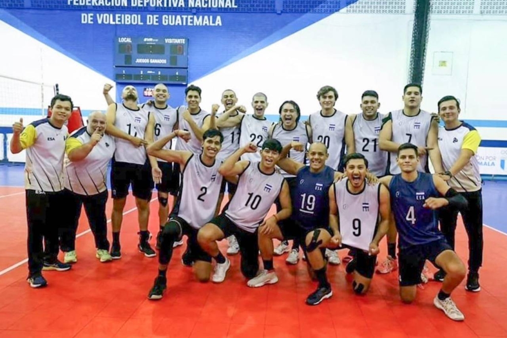 La selección de vóleibol en el Gimnasio Alfonso Gordillo, Guatemala. ,image_description: