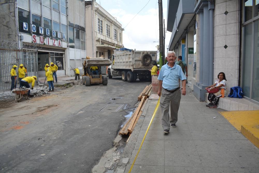 La 4a calle Oriente de San Salvador también es intervenida por cableado subterráneo, enfrente de la joyería Suiza. / Lisbeth Ayala. 