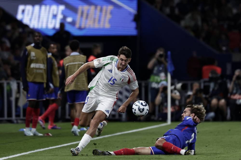 Antoine Griezmann se barre para frenar al italiano Andrea Cambiaso. / AFP,image_description:Football: UEFA Nations League  League A day 1: Group 2 France v Italy