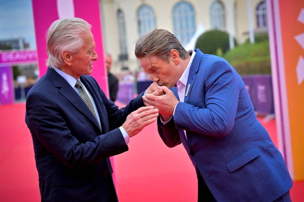 Douglas fue recibido por el actor francés y presidente del jurado Benoit Magimel. Photo by Lou BENOIST / AFP