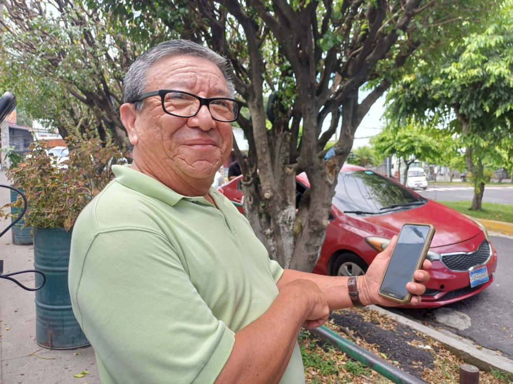 Manuel Alfredo Portillo, taxista, de 54 años. / Jessica Guzmán.,image_description: