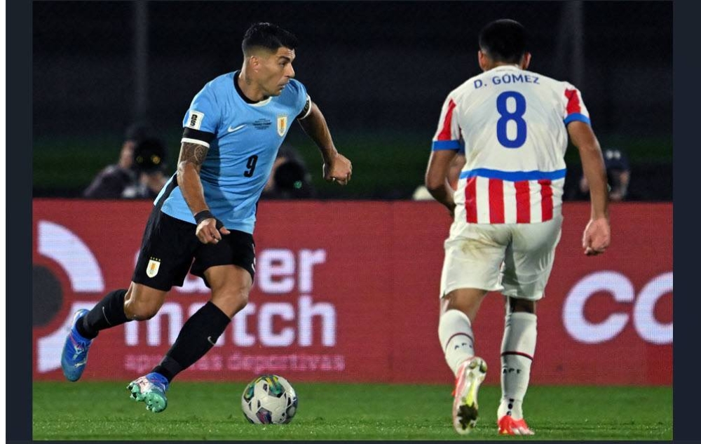 En su último juego, Suárez conduce ante el paraguayo Diego Gómez. / AFP,image_description: