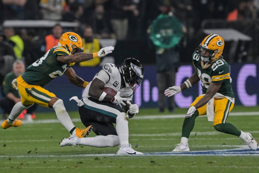 A.J. Brown, de Philadelphia Eagles, es detenido por Jaire Alexander, de Green Bay Packers. / AFP ,image_description: