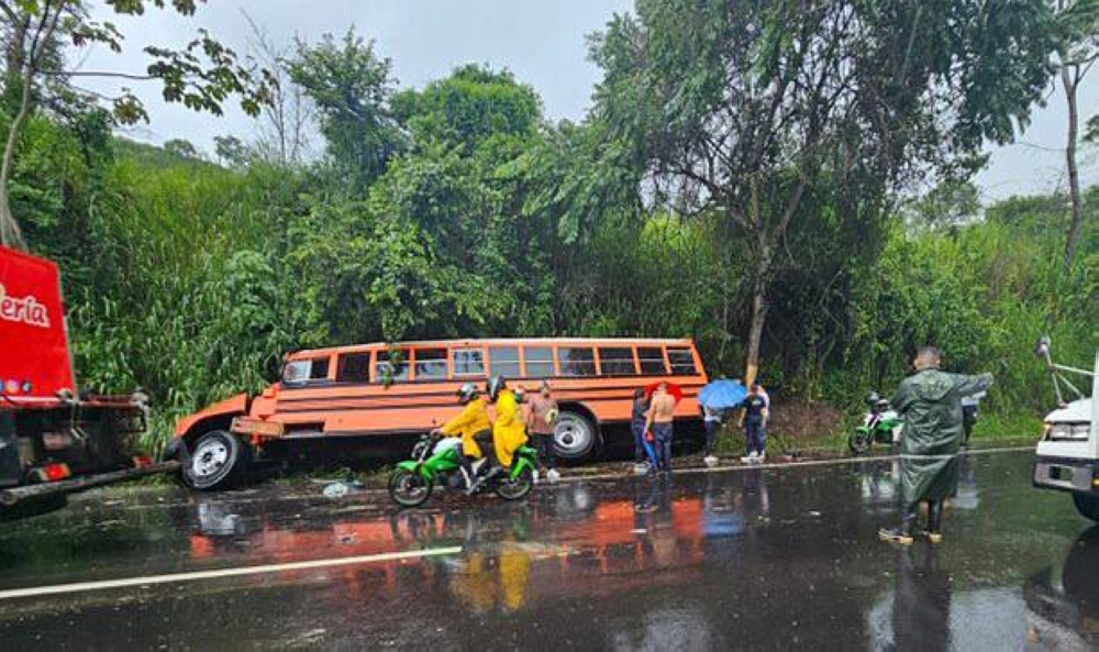 Accidente sobre carretera a Sonsonate. / Cortesía.