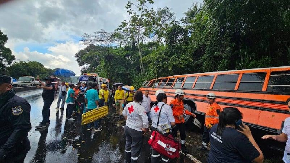 Socorristas de la Cruz Roja y Comandos de Salvamento llegaron a la zona del accidente. / Cortesía.