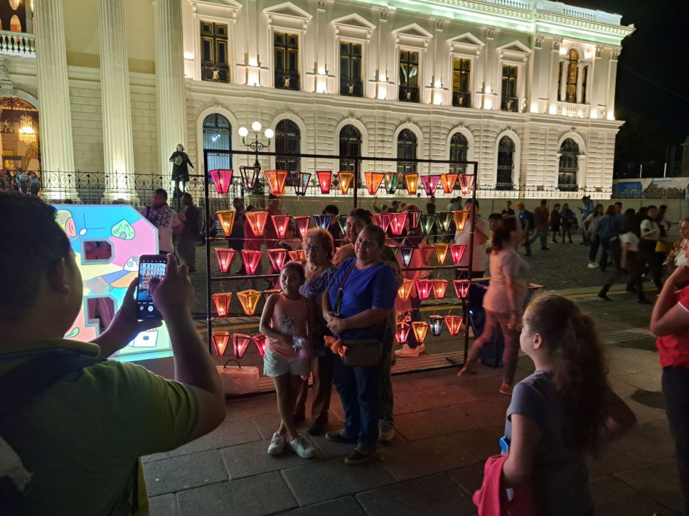 Muchas familias salvadoreñas aprovecharon el momento para tomarse fotografías. / Iliana Cornejo.