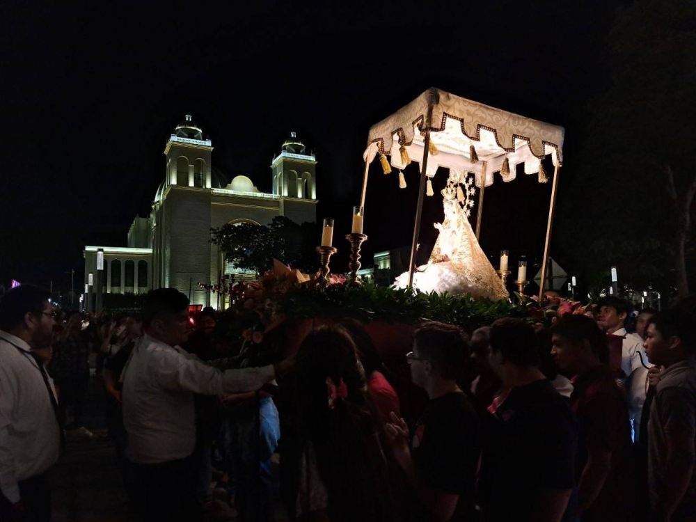 En la víspera de su nacimiento, los salvadoreños acostumbran encender farolitos. / IC