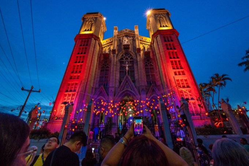 La parroquia El Calvario lució iluminada en el día de Los Farolitos. / Alcaldía de San Salvador.