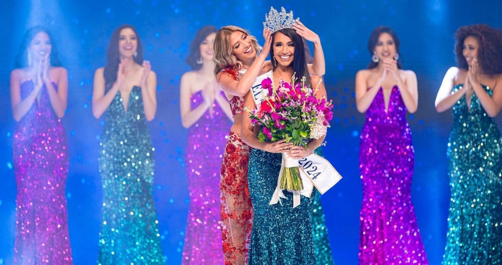 Isabella GarcíaManzo coronó a Florence García como la nueva soberana. Foto: Miss Universo El Salvador 2024.,image_description: