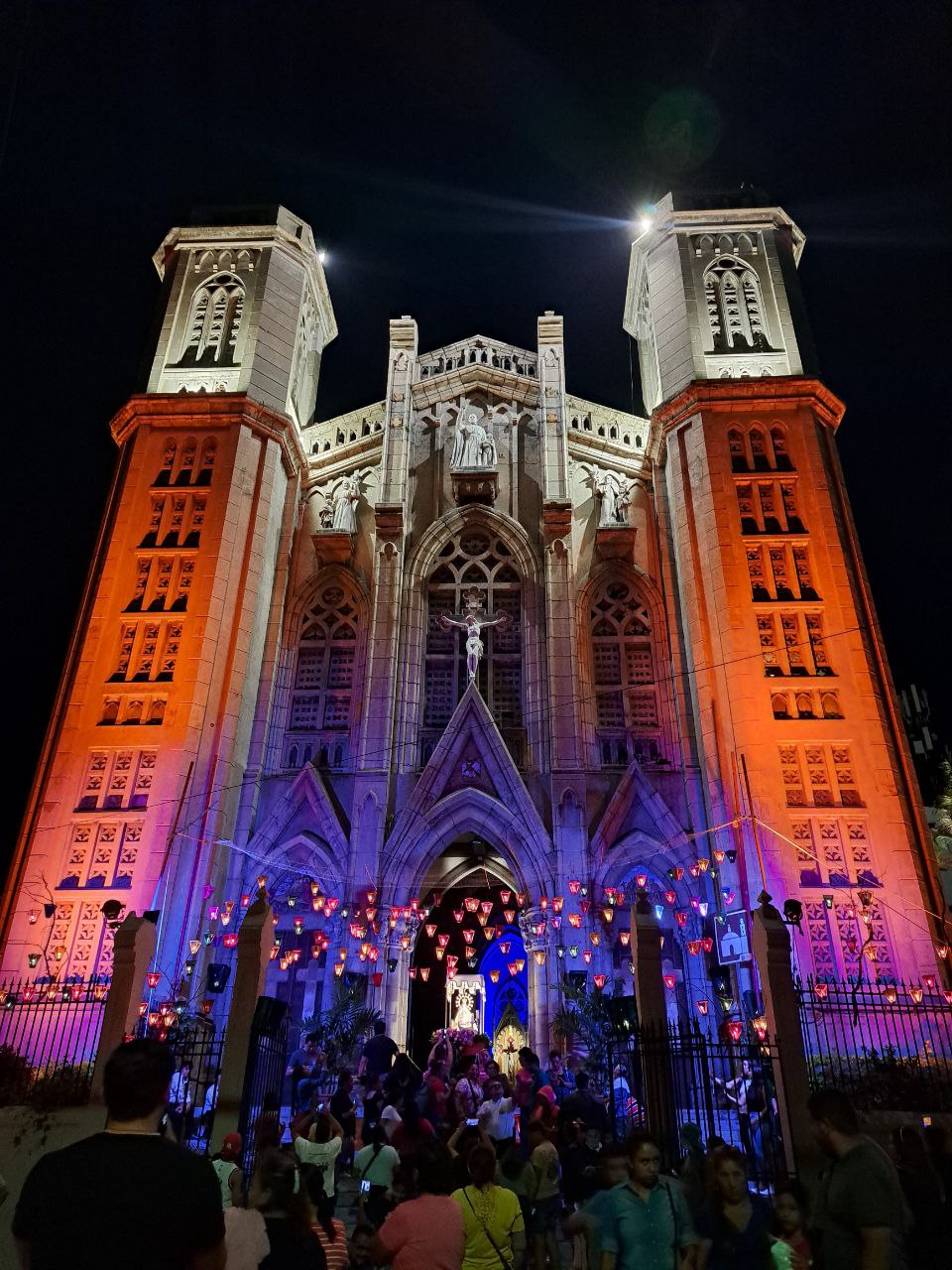 La parroquia El Calvario lució iluminada en el día de Los Farolitos. / Iliana Cornejo.