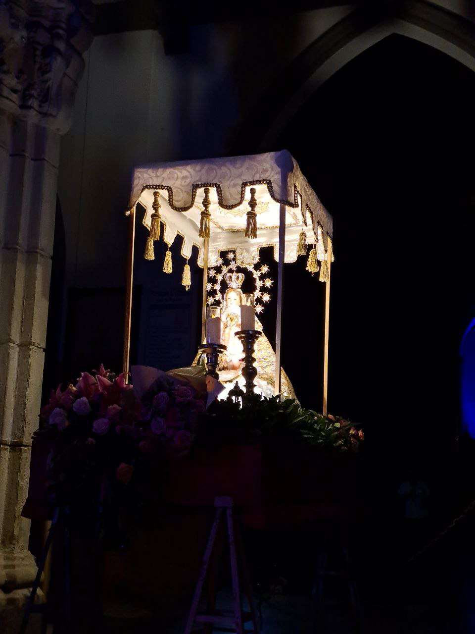 Después de la procesión, la imagen de la la Virgen María Niña quedó en exposición en la entrada la iglesia El Calvario. / Iliana Cornejo.