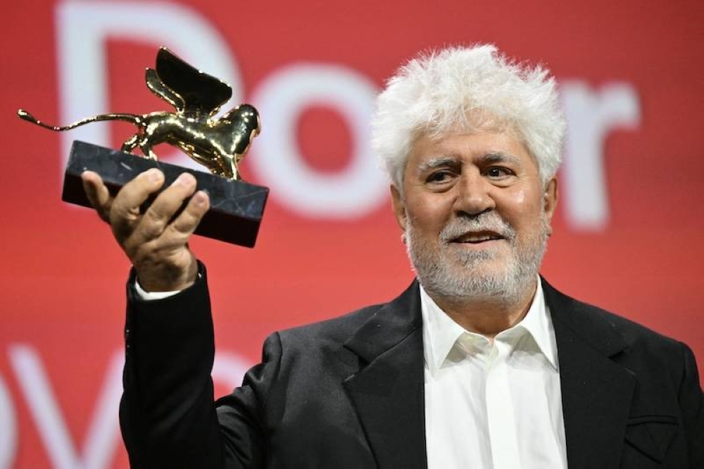 El director español Pedro Almodóvar posa con el León de Oro a la Mejor Película que recibió por 039La habitación de al lado039 durante la ceremonia de entrega de premios del 81u00ba Festival de Cine de Venecia el 7 de septiembre en el Lido de Venecia. / AFP,image_description: