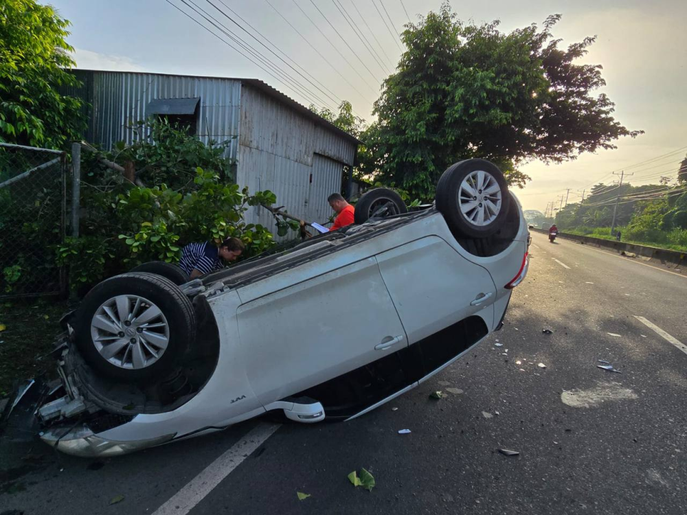 La PNC reportó un accidente sobre la carretera que conduce a Sonsonate, en Tepecoyo, La Libertad Oeste. / PNC.