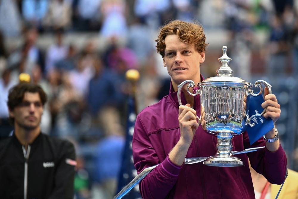 Jannik Sinner sostiene el trofeo como campeón del US Open. / AFP,image_description: