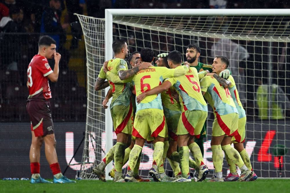 Los jugadores españoles celebran en Ginebra uno de los goles ante Suiza. / AFP,image_description: