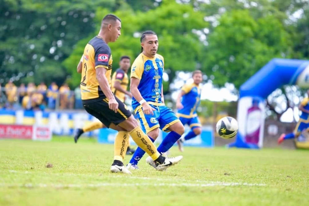 Xavi García, de Platense, y Gerson Mayén, de Limeño, se disputan la pelota. / Limeño ,image_description: