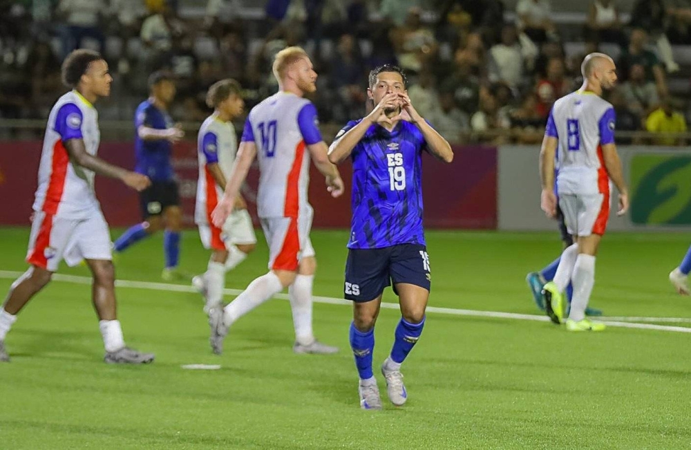 Nelson Blanco celebra el primero de la Selecta. De un centro suyo llegó el autogol. / Fesfut,image_description: