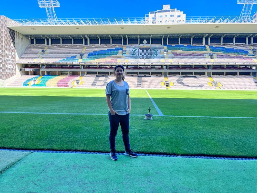 Larios posa en el estadio de su nuevo equipo. ,image_description: