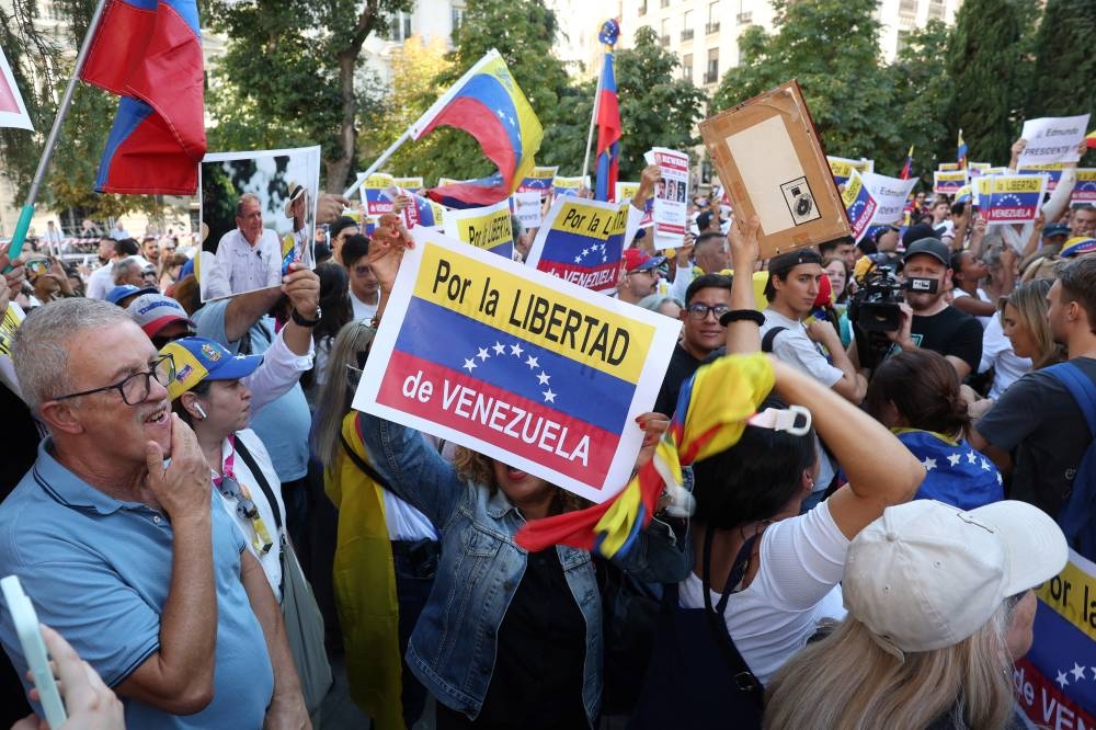 El Congreso de los Diputados español debatió este martes una propuesta reclamando al Gobierno de izquierdas de Pedro Sánchez que reconozca como presidente al candidato opositor. AFPn,image_description: