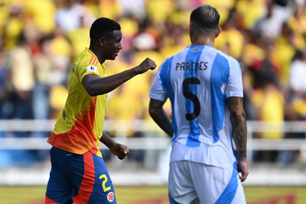 Yerson Mosquera celebra su gol de cabeza, el primero de Colombia ante Argentina. / AFP,image_description: