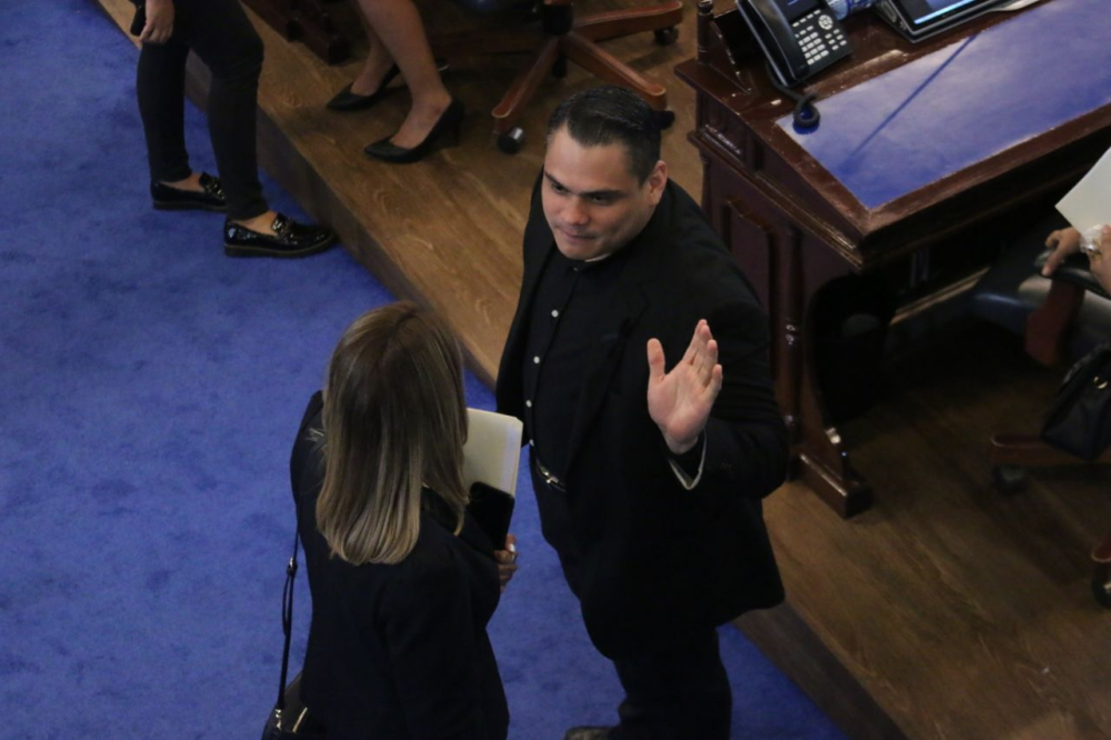 Diputada Marcela Villatoro conversa con el subjefe de fracción de Nuevas Ideas, Caleb Navarro. / Lisbeth Ayala.,image_description: