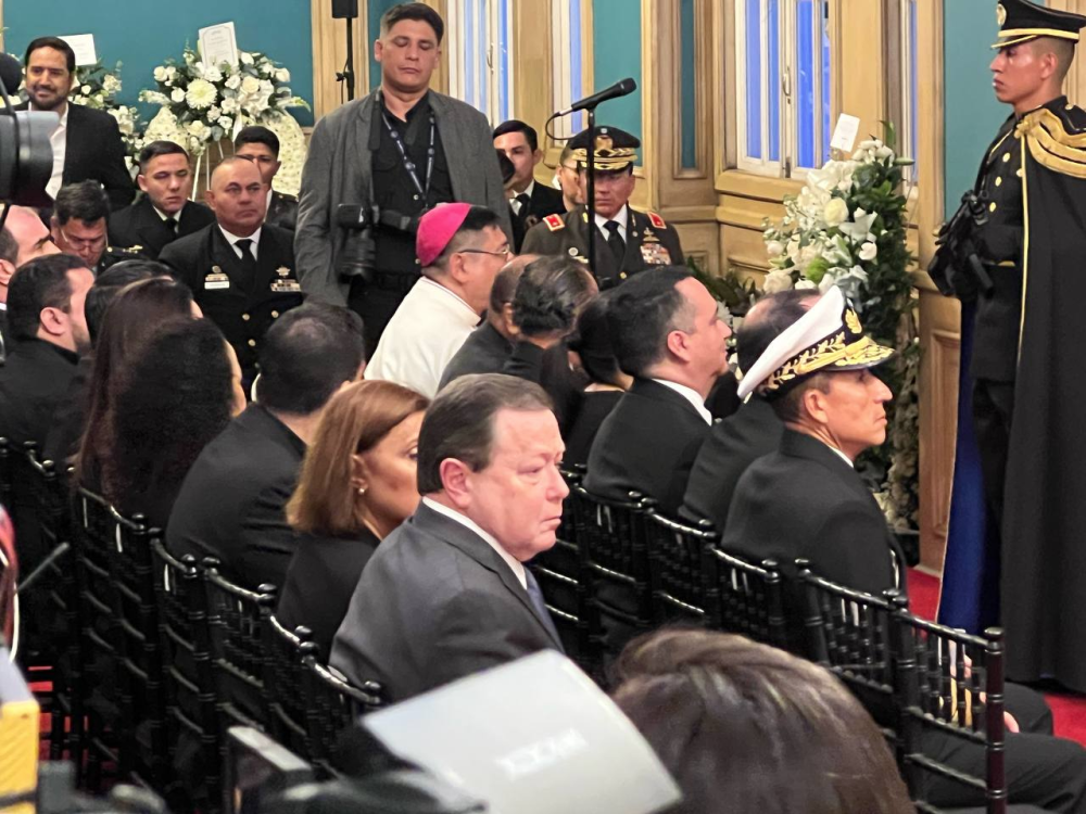 El embajador de los Estados Unidos, William Duncan, el fiscal general, Rodolfo Delgado, y el ministro de Defensa, René Francis Merino Monroy, en la vela en Capilla Ardiente de las ocho víctimas de la tragedia aérea. / Leonardo Cerón.