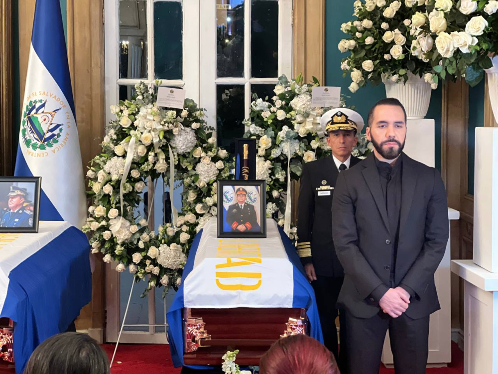 El presidente hace guardia general frente a los féretros. / Leonardo Cerón.